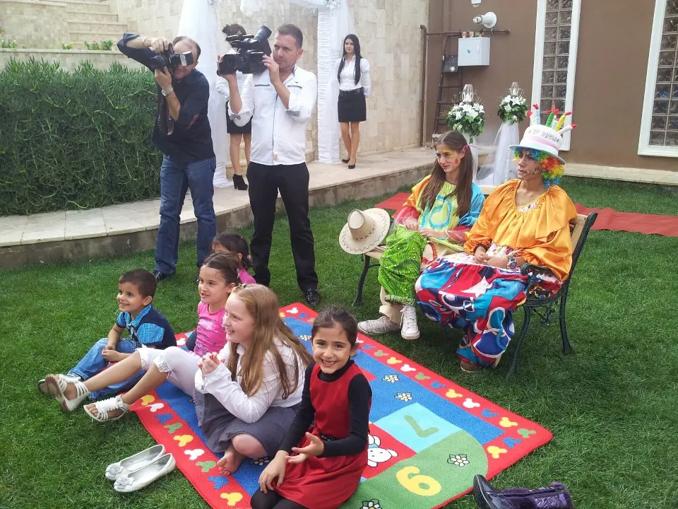 Doğum günü partisinde palyaço ve çocuklar