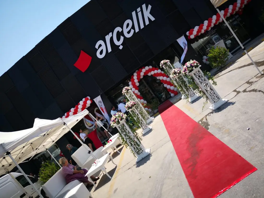 Mağaza açılışında kırmızı halı ve süsleme