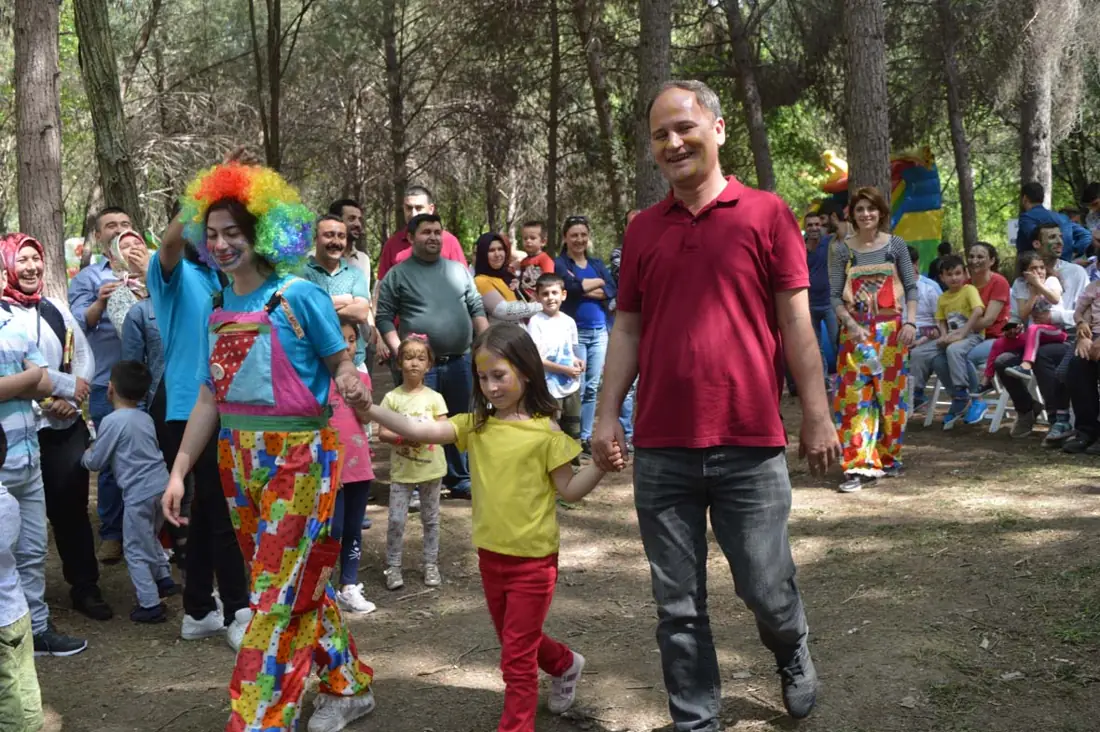 Palyaço çocuklarla birlikte