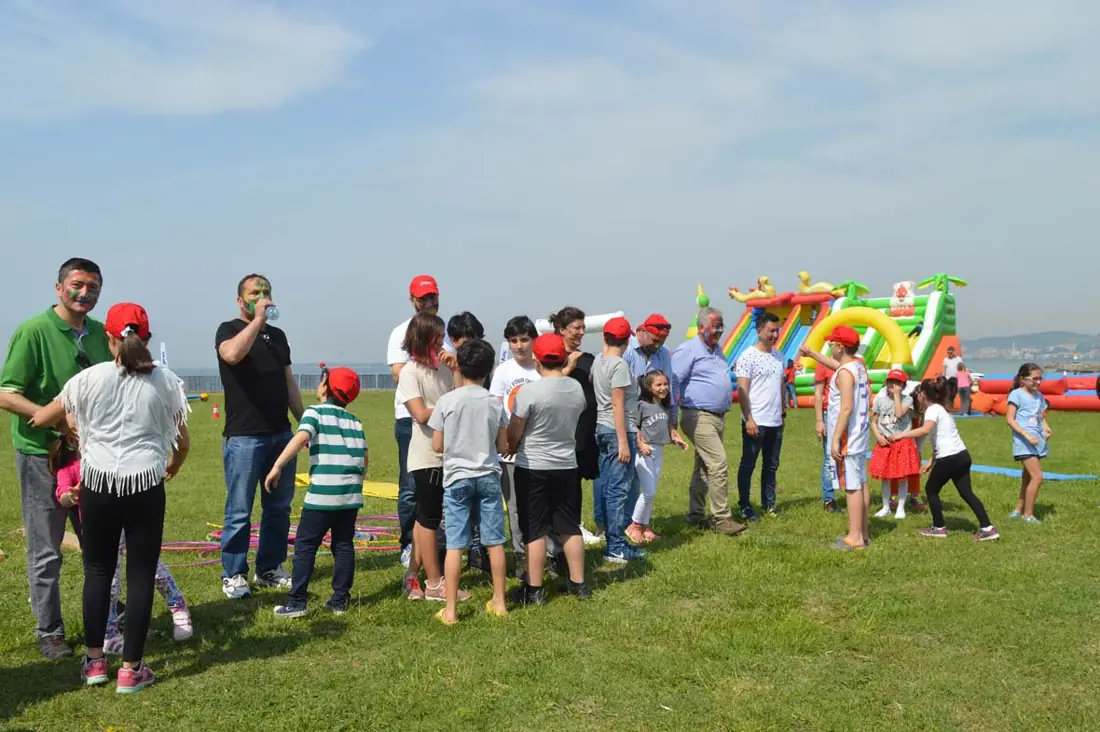 Şirket pikniğinde sumo yarışması